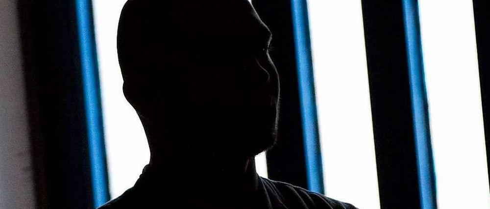 Ein 18-jähriger Intensivtäter schlug einen Mann mit einem Hammer nieder. Er war gerade erst aus Kirgistan wieder gekommen, wo er einen straffreien Lebensweg einschlagen hätte sollten.