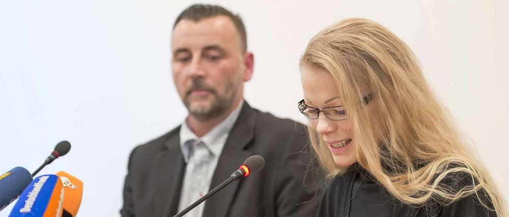 Kathrin Oertel bei der Pegida-Pressekonferenz am 19. Januar in Dresden. Im Hintergrund der inzwischen zurückgetretene bisherige Pegida-Vorsitzende Lutz Bachmann.
