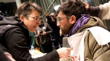 Monika Herrmann, Bezirksbürgermeisterin Friedrichshain-Kreuzberg, hier im Dialog mit einem Unterstützer der Kreuzberger Flüchtlinge.