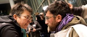 Monika Herrmann, Bezirksbürgermeisterin Friedrichshain-Kreuzberg, hier im Dialog mit einem Unterstützer der Kreuzberger Flüchtlinge.