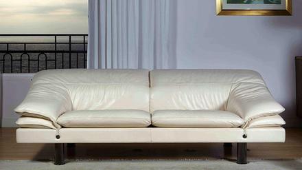 Das Sofa des Möbelherstellers "Poltrona Frau" aus der Suite von Winston Churchill im Hotel de Paris in Monte Carlo, Monaco.