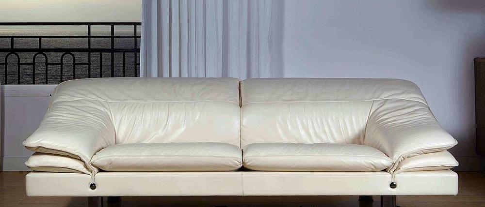 Das Sofa des Möbelherstellers "Poltrona Frau" aus der Suite von Winston Churchill im Hotel de Paris in Monte Carlo, Monaco.