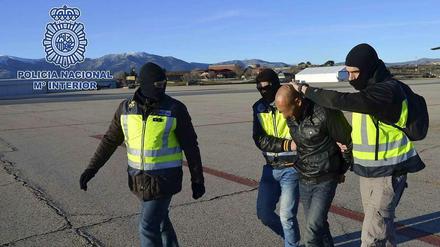 Das Bild, das die spanische Polizei veröffentlicht hat, zeigt Beamte, die einen Mann in Ceuta in Nordafrika abführen.