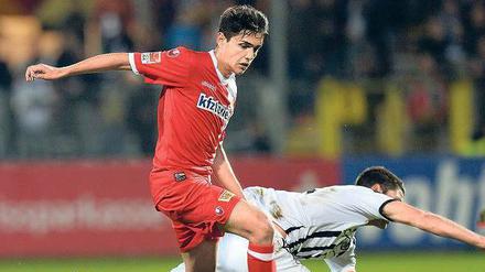 Jetzt lacht keiner mehr. In der aktuellen Saison kam Eroll Zejnullahu für Union in der Zweiten Liga bereits 13 Mal zum Einsatz. Die Köpenicker haben den Vertrag mit dem 20-Jährigen bis 2018 verlängert. 