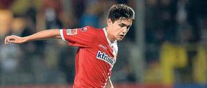 Jetzt lacht keiner mehr. In der aktuellen Saison kam Eroll Zejnullahu für Union in der Zweiten Liga bereits 13 Mal zum Einsatz. Die Köpenicker haben den Vertrag mit dem 20-Jährigen bis 2018 verlängert. 
