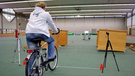 Testfahrt. Auf einem Parcour soll erprobt werden, ab wie viel Promille Alkohol im Blut ein Fahrradfahrer fahruntauglich ist. 