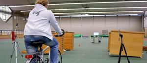 Testfahrt. Auf einem Parcour soll erprobt werden, ab wie viel Promille Alkohol im Blut ein Fahrradfahrer fahruntauglich ist. 