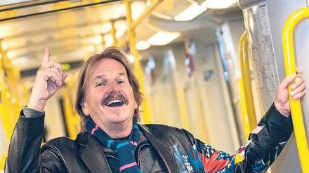 Er versteht Bahnhof. Frank Zander ist jetzt Pate für die Station Klosterstraße auf der U-Bahn-Linie 2. Seine Stimme erklingt in den Wagen beim Halt auf diesem Bahnhof.