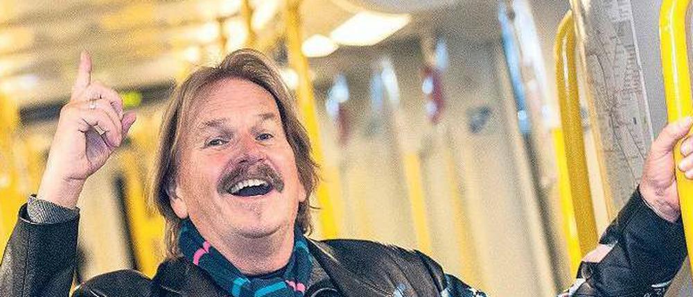 Er versteht Bahnhof. Frank Zander ist jetzt Pate für die Station Klosterstraße auf der U-Bahn-Linie 2. Seine Stimme erklingt in den Wagen beim Halt auf diesem Bahnhof.
