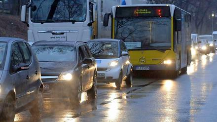 "S" wie Stau. Weil die S-Bahn nicht fährt, müssen Fahrgäste auf Busse ausweichen. Oder einfach laufen, was nicht immer langsamer ist.