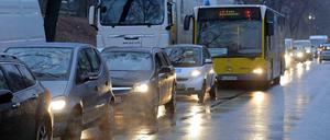 "S" wie Stau. Weil die S-Bahn nicht fährt, müssen Fahrgäste auf Busse ausweichen. Oder einfach laufen, was nicht immer langsamer ist.