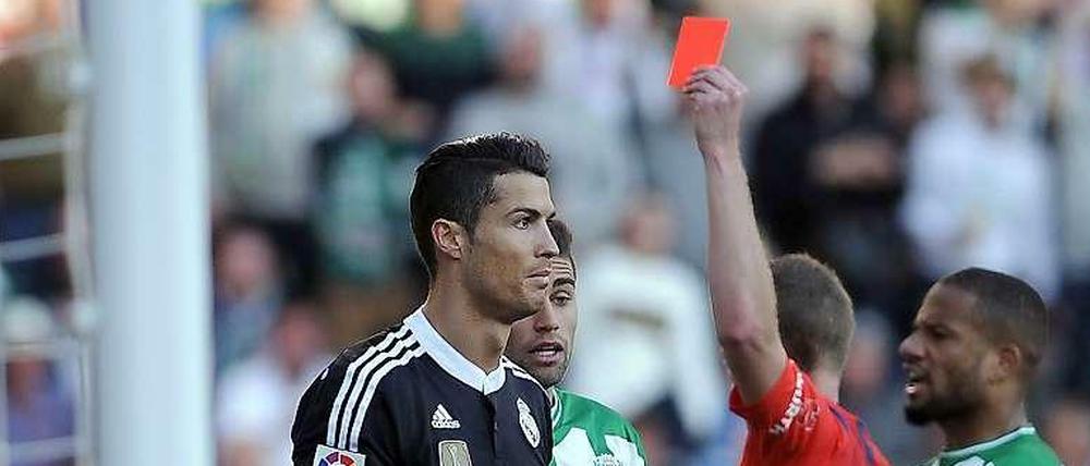 Weltfußballer Cristiano Ronaldo fliegt mit Rot vom Platz.