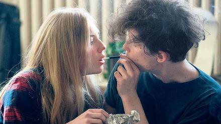 Vor dem Mord: Rita Holbeck (Elisa Schlott) und Mike Nickel (Joel Basman) verfallen der Droge Crystal Meth. 