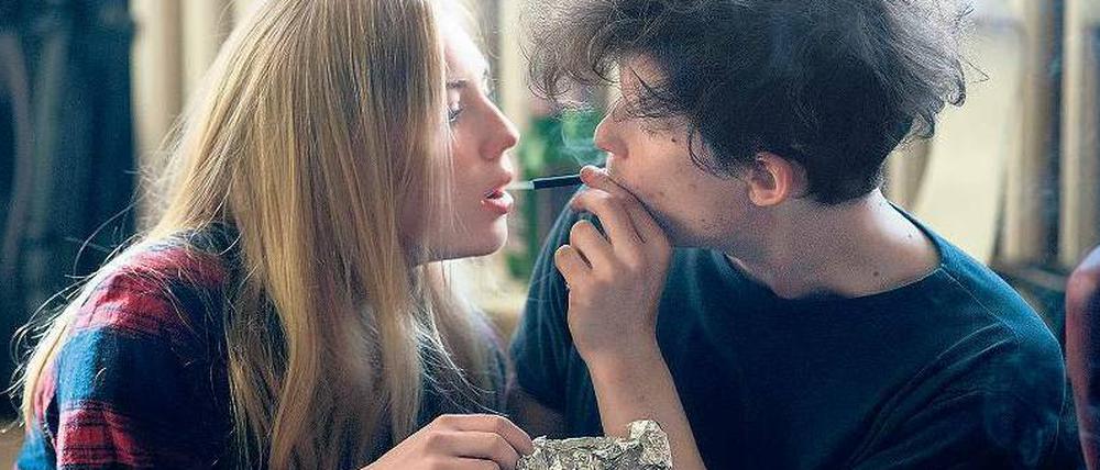 Vor dem Mord: Rita Holbeck (Elisa Schlott) und Mike Nickel (Joel Basman) verfallen der Droge Crystal Meth. 