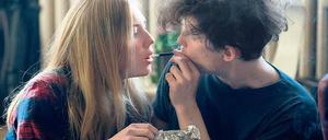 Vor dem Mord: Rita Holbeck (Elisa Schlott) und Mike Nickel (Joel Basman) verfallen der Droge Crystal Meth. 