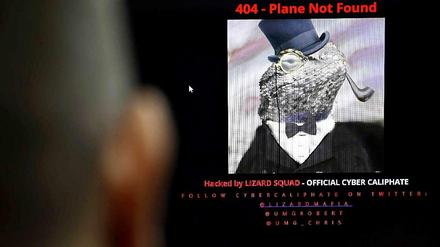 Bei einem Klick auf die Seite der Malaysia Airlines öffnete sich am Montag ein neues Fenster, in dem ein Bild von einer Eidechse mit Smoking und Zylinder und der Hinweis "Gehackt von der Lizard Squad - offizielles Cyber-Kalifat" erschienen. Auf Twitter erklärte die Gruppe, sie werde bald "Beute" von Servern der Fluggesellschaft verbreiten.