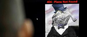 Bei einem Klick auf die Seite der Malaysia Airlines öffnete sich am Montag ein neues Fenster, in dem ein Bild von einer Eidechse mit Smoking und Zylinder und der Hinweis "Gehackt von der Lizard Squad - offizielles Cyber-Kalifat" erschienen. Auf Twitter erklärte die Gruppe, sie werde bald "Beute" von Servern der Fluggesellschaft verbreiten.