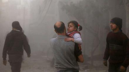 Der vergessene Konflikt. Bewohner von Hamouria nahe Damaskus fliehen nach Luftangriffen, die nach Angaben von Aktivisten von Truppen des syrischen Präsidenten Assad ausgingen. 