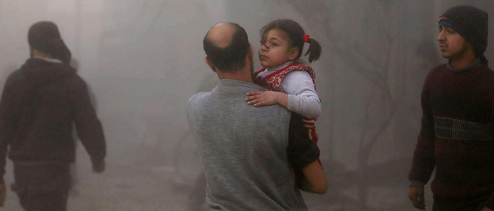 Der vergessene Konflikt. Bewohner von Hamouria nahe Damaskus fliehen nach Luftangriffen, die nach Angaben von Aktivisten von Truppen des syrischen Präsidenten Assad ausgingen. 