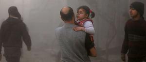 Der vergessene Konflikt. Bewohner von Hamouria nahe Damaskus fliehen nach Luftangriffen, die nach Angaben von Aktivisten von Truppen des syrischen Präsidenten Assad ausgingen. 