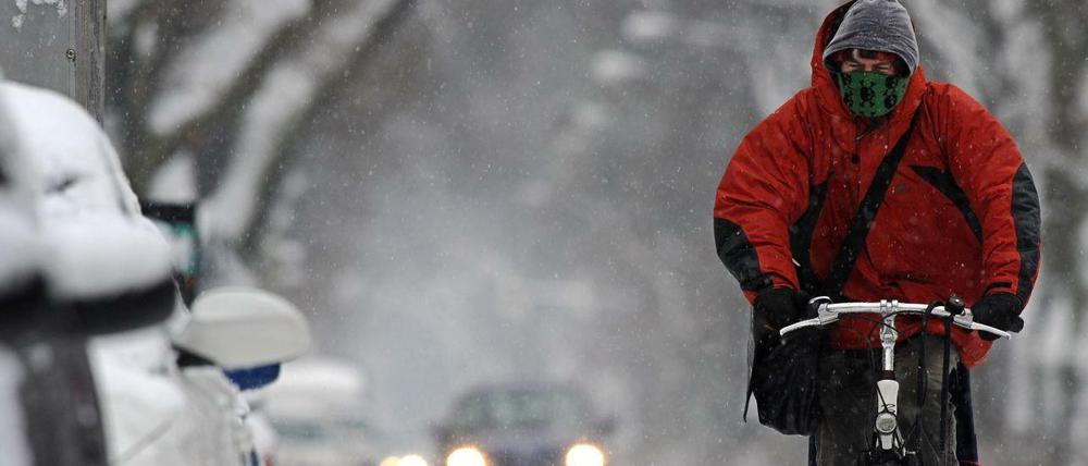 Im Winter haben es Fahrradfahrer besonders schwer. Umso wichtiger ist die richtige Kopfbedeckung.
