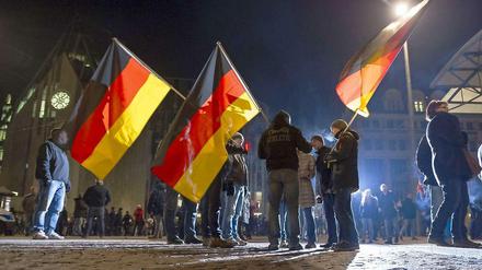 In der Minderheit: Pegida- und Legida-Demonstranten am Montagabend in Leipzig.
