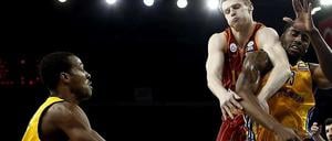 Galatasarays Martynas Pocius (Mi.) kämpft gegen Albas Alex Renfroe (li.) und Jamel McLean (re.) um den Ball.