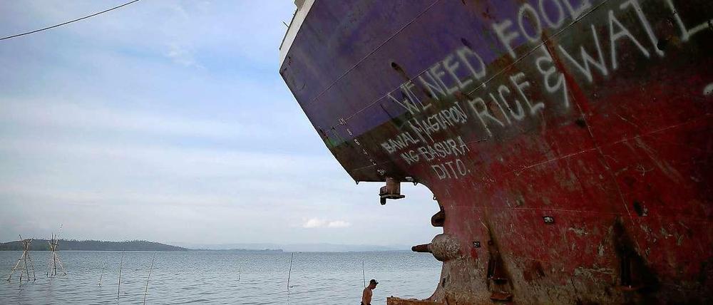 Keine Seemannsromantik. Taucher versuchen auf den Philippinen, einen Frachter wieder flottzumachen.