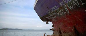 Keine Seemannsromantik. Taucher versuchen auf den Philippinen, einen Frachter wieder flottzumachen.