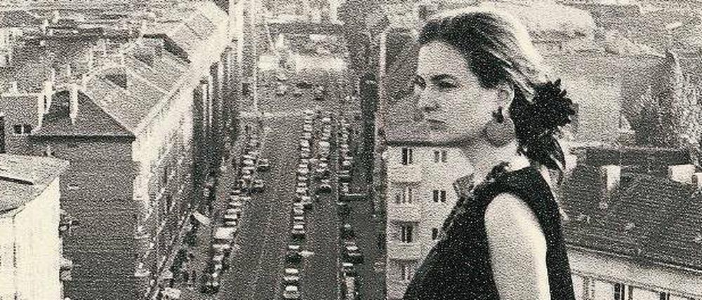 Schöne Aussichten: Annika Krump 1992 auf dem Dach der Volksbühne am Rosa-Luxemburg-Platz.