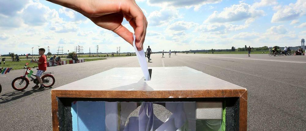 Letztes Jahr wollten alle bei der Gestaltung des Tempelhofer Feldes mitreden, wie diese Wahlurne zur Volksabstimmung auf dem Ex-Flughafen symbolisiert, dagegen läuft der Online-Dialog nun schleppend.