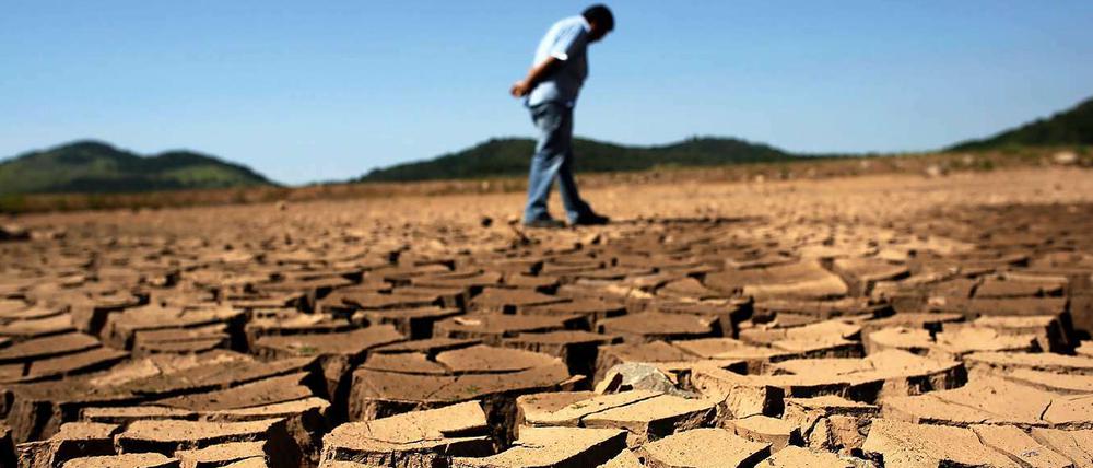 Leer.In den Wasserreservoirs von São Paulo finden sich nur noch aufgerissene Lehmschollen.