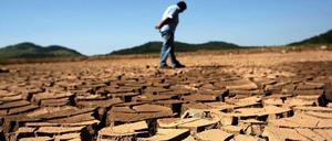 Leer.In den Wasserreservoirs von São Paulo finden sich nur noch aufgerissene Lehmschollen. 