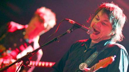 Selbst schuld. Dass Jeff Tweedy, hier bei einem früheren Konzert in Berlin, neulich die Fans trotz toller Show irgendwann davonliefen, hatte auch mit dem späten Konzertbeginn zu tun. 