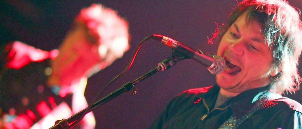 Selbst schuld. Dass Jeff Tweedy, hier bei einem früheren Konzert in Berlin, neulich die Fans trotz toller Show irgendwann davonliefen, hatte auch mit dem späten Konzertbeginn zu tun.