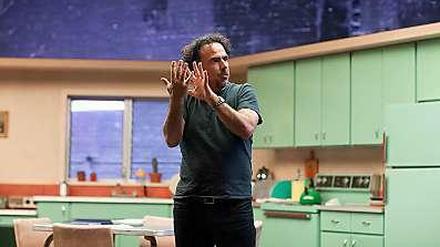 Der mexikanische Regisseur Alejandro González Inárritu auf dem Theater-Probebühnen-Set von "Birdman".