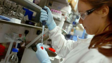 Impfstoffforschung kostet Geld. für Krankheiten, die selten auftreten und das auch noch in Ländern, die arm sind, wie Ebola, hat sich lange keiner interessiert. Doch die aktuelle Krise in Westafrika hat das Tempo der Forschung beschleunigt. 