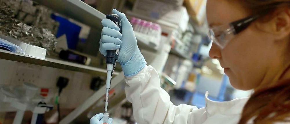 Impfstoffforschung kostet Geld. für Krankheiten, die selten auftreten und das auch noch in Ländern, die arm sind, wie Ebola, hat sich lange keiner interessiert. Doch die aktuelle Krise in Westafrika hat das Tempo der Forschung beschleunigt.