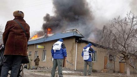Feuer auf dem Dach. OSZE-Beobachter begutachten die Lage in der ukrainischen Hafenstadt Mariupol nach dem Raketenbeschuss durch prorussische Separatisten..