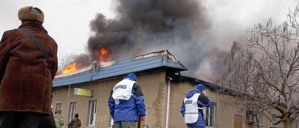 Feuer auf dem Dach. OSZE-Beobachter begutachten die Lage in der ukrainischen Hafenstadt Mariupol nach dem Raketenbeschuss durch prorussische Separatisten..