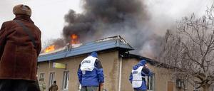 Feuer auf dem Dach. OSZE-Beobachter begutachten die Lage in der ukrainischen Hafenstadt Mariupol nach dem Raketenbeschuss durch prorussische Separatisten..