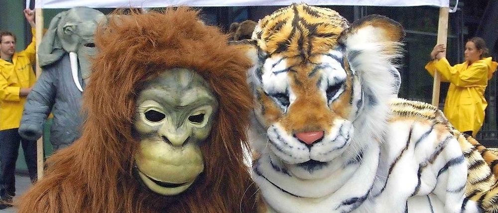 Greenpeace-Mitarbeiter demonstrieren 2001 in Berlin als Affe und Tiger verkleidet.