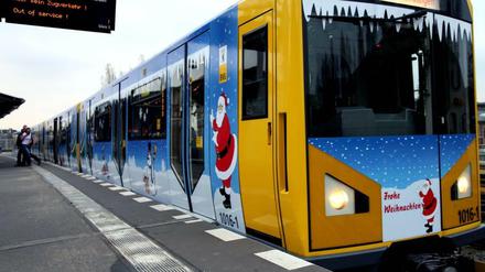 Frohe Weihnachten! Einer dieser Züge rollt auch an kühlen Januar-Tagen durch Berlin - wenn auch nicht beabsichtigt.