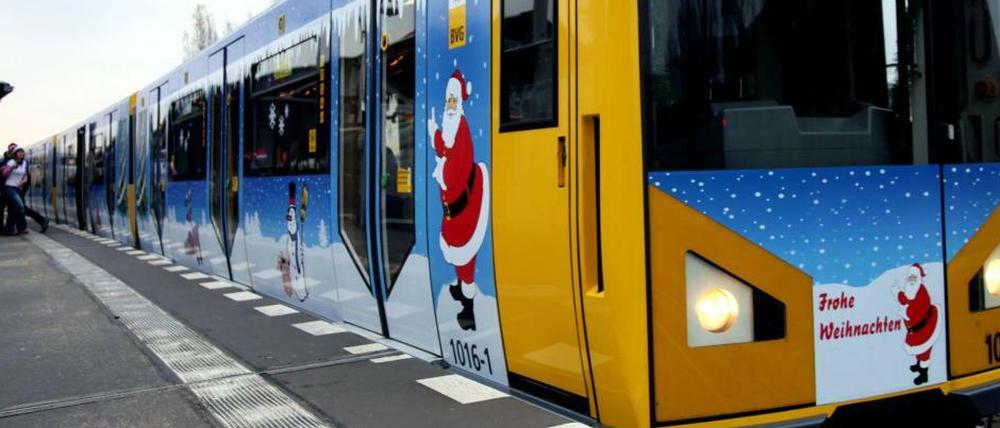 Frohe Weihnachten! Einer dieser Züge rollt auch an kühlen Januar-Tagen durch Berlin - wenn auch nicht beabsichtigt.