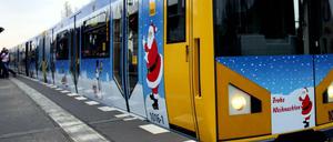 Frohe Weihnachten! Einer dieser Züge rollt auch an kühlen Januar-Tagen durch Berlin - wenn auch nicht beabsichtigt.