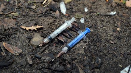 Benutzte Spritzen eines Drogenkonsumenten in einer Berliner Parkanlage.