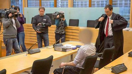 Der wegen des Todes seiner sieben Jahre alten Stieftochter bei einem Wohnhausbrand Angeklagte Roberto F. am Montag vor dem Landgericht in Meiningen (Thüringen). 