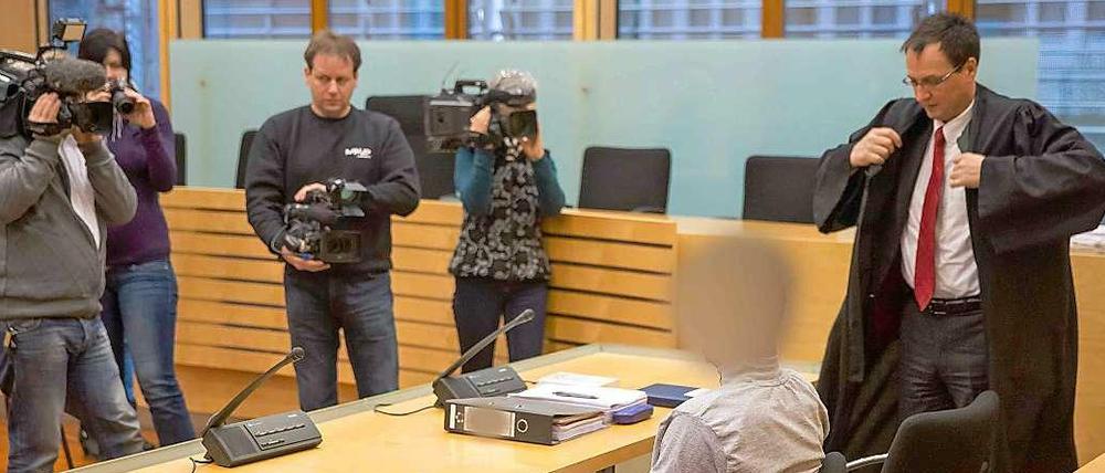 Der wegen des Todes seiner sieben Jahre alten Stieftochter bei einem Wohnhausbrand Angeklagte Roberto F. am Montag vor dem Landgericht in Meiningen (Thüringen).