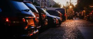 Geparkte Autos am Straßenrand in der Oderberger Straße in Prenzlauer Berg. Der Deutsche Städtetag hat sich für eine Verkehrswende mit einer geringeren Rolle des Auto ausgesprochen. (zu dpa "Deutscher Städetag: Dem Auto öffentliche Räume entreißen") +++ dpa-Bildfunk +++