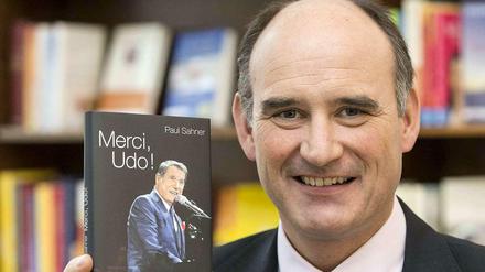 Verleger Manuel Herder mit der Udo-Jürgens-Biografie "Merci, Udo!" in Freiburg (Baden-Württemberg). Das Buch kommt am heutigen Donnerstag in den Handel. 